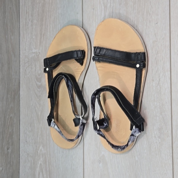Teva Women Leather Strappy Sandals Flats shoes sz 8 - Picture 2 of 10